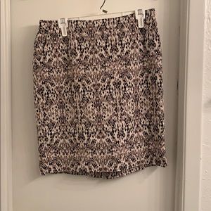 Patterned skirt with pockets